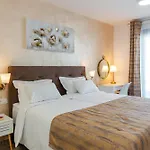 Silver Gold Apartments